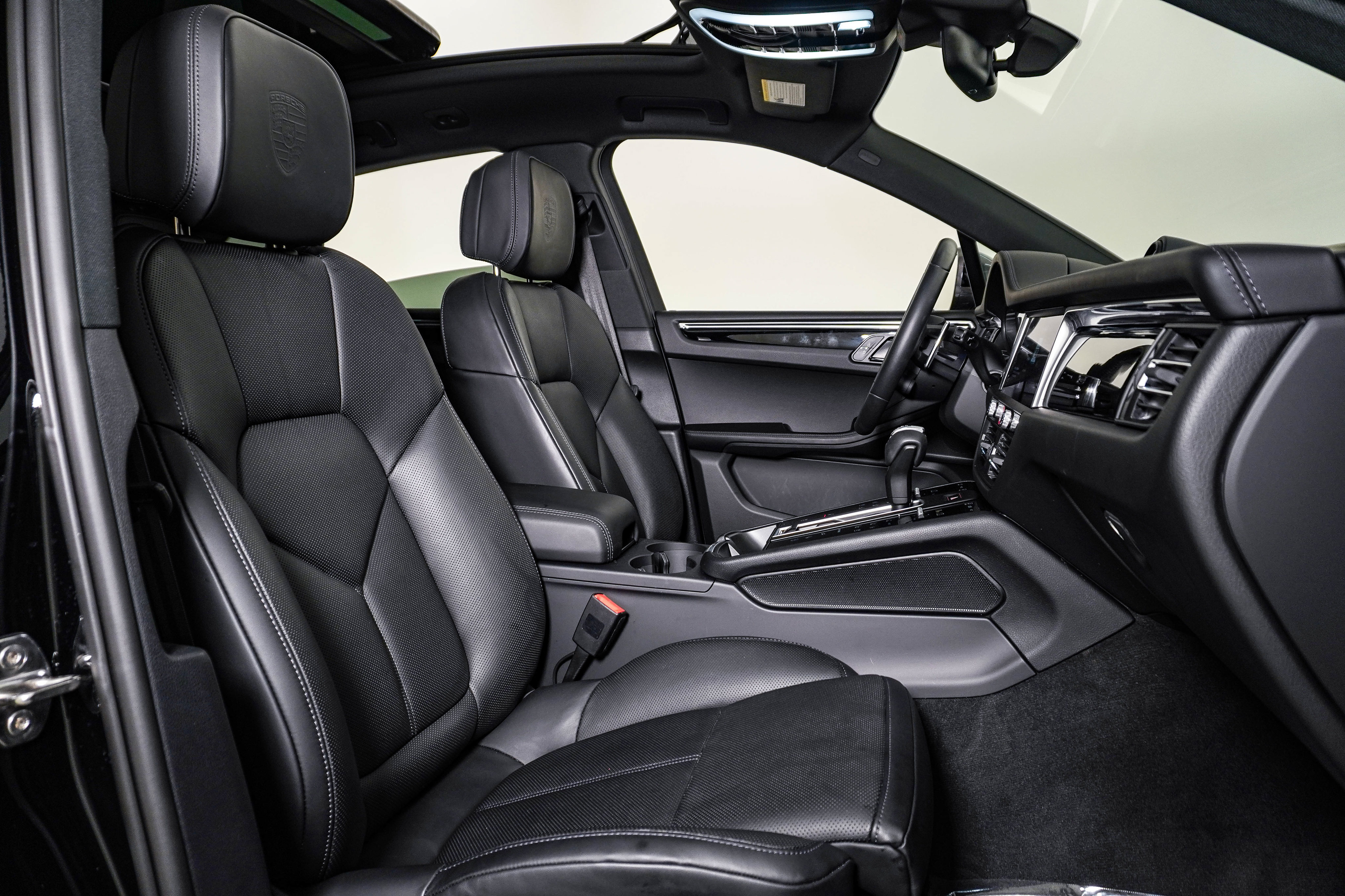 Certified 2026 Porsche Macan Turbo AWD/4WD image 18