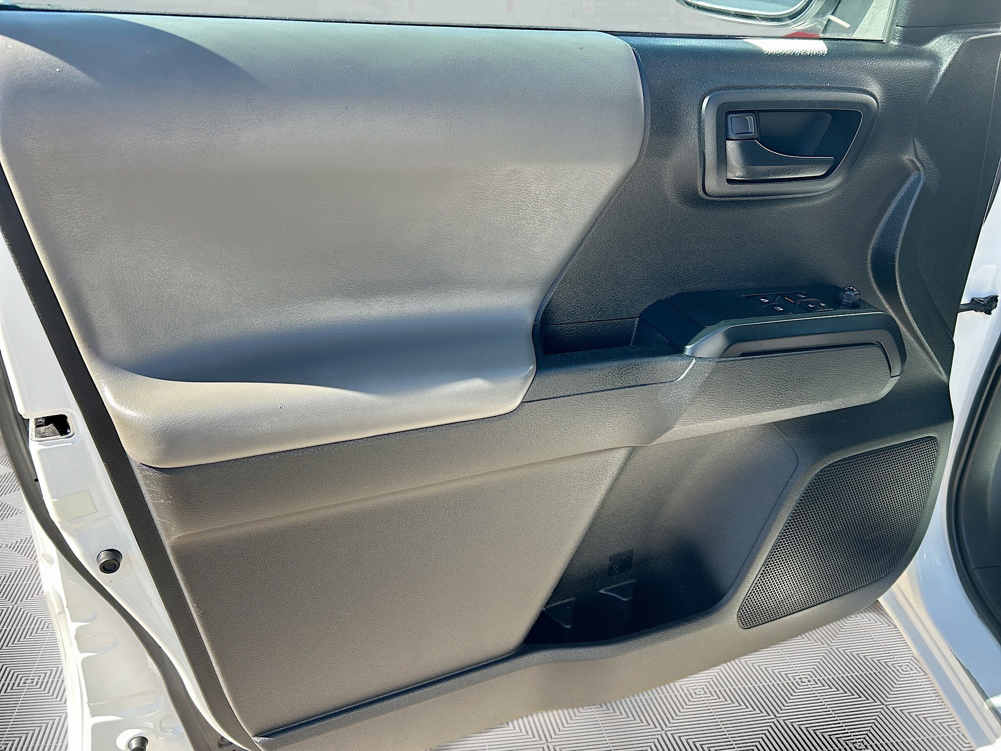 Used 2022 Toyota Tacoma SR image 16