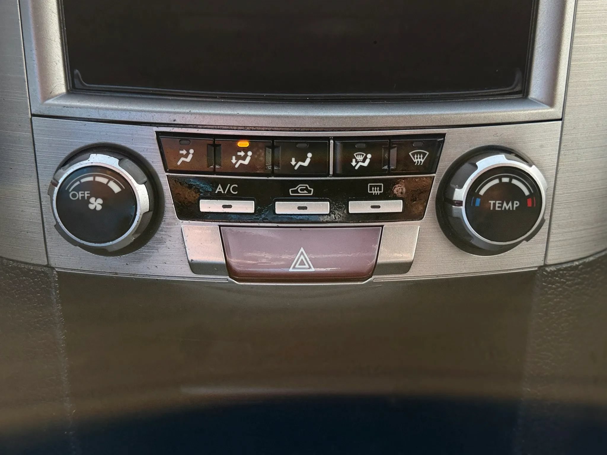 Used 2010 Subaru Legacy 2.5i AWD/4WD image 24