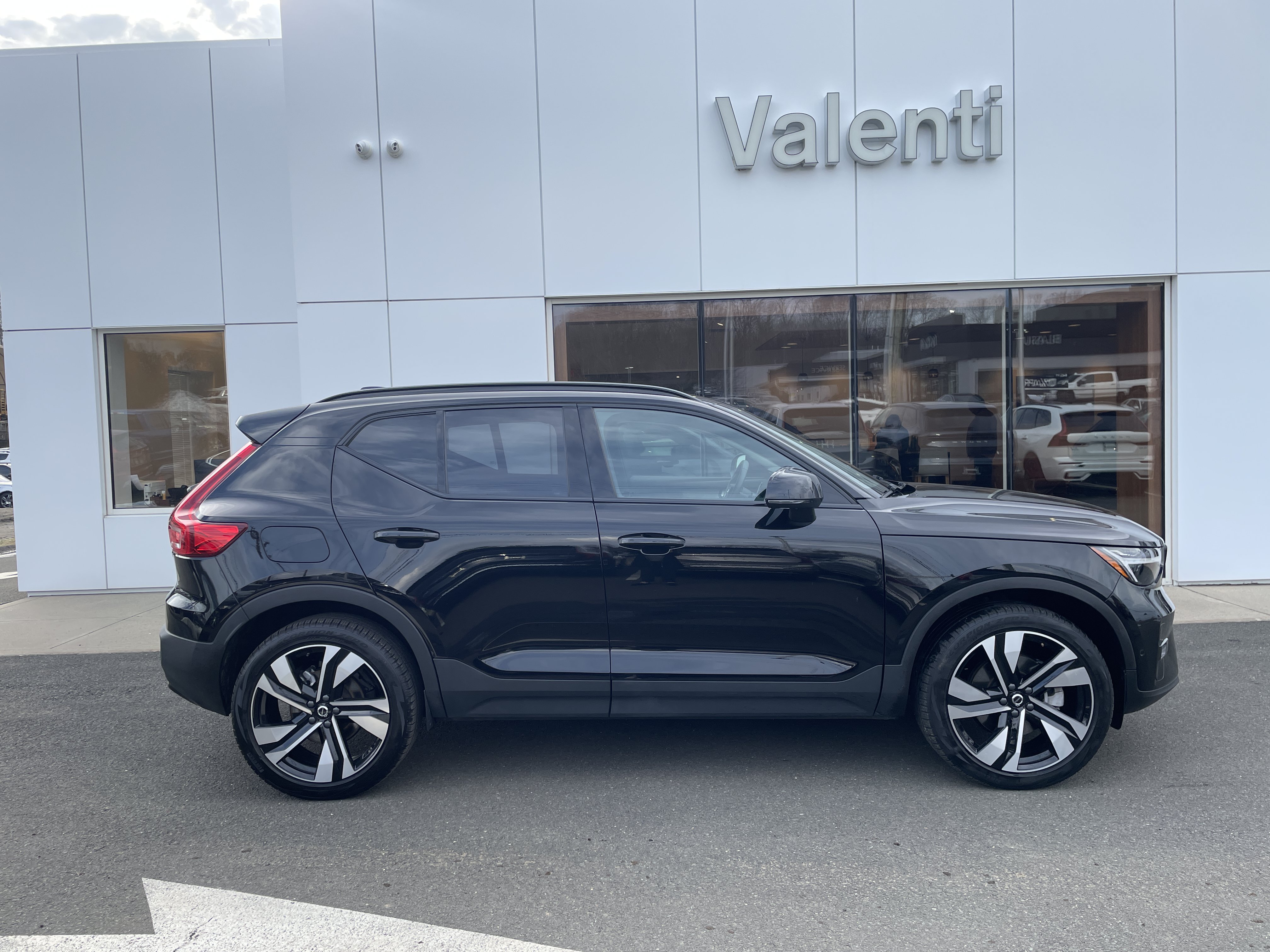 Certified 2025 Volvo XC40 B5 Plus AWD/4WD image 3