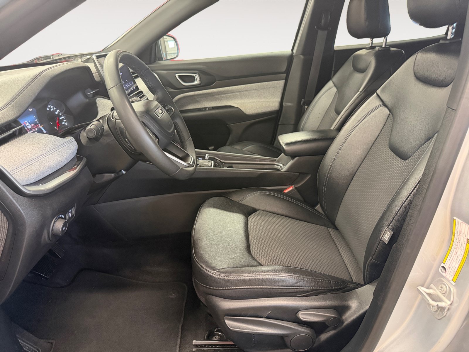 Used 2024 Jeep Compass Latitude AWD/4WD image 22