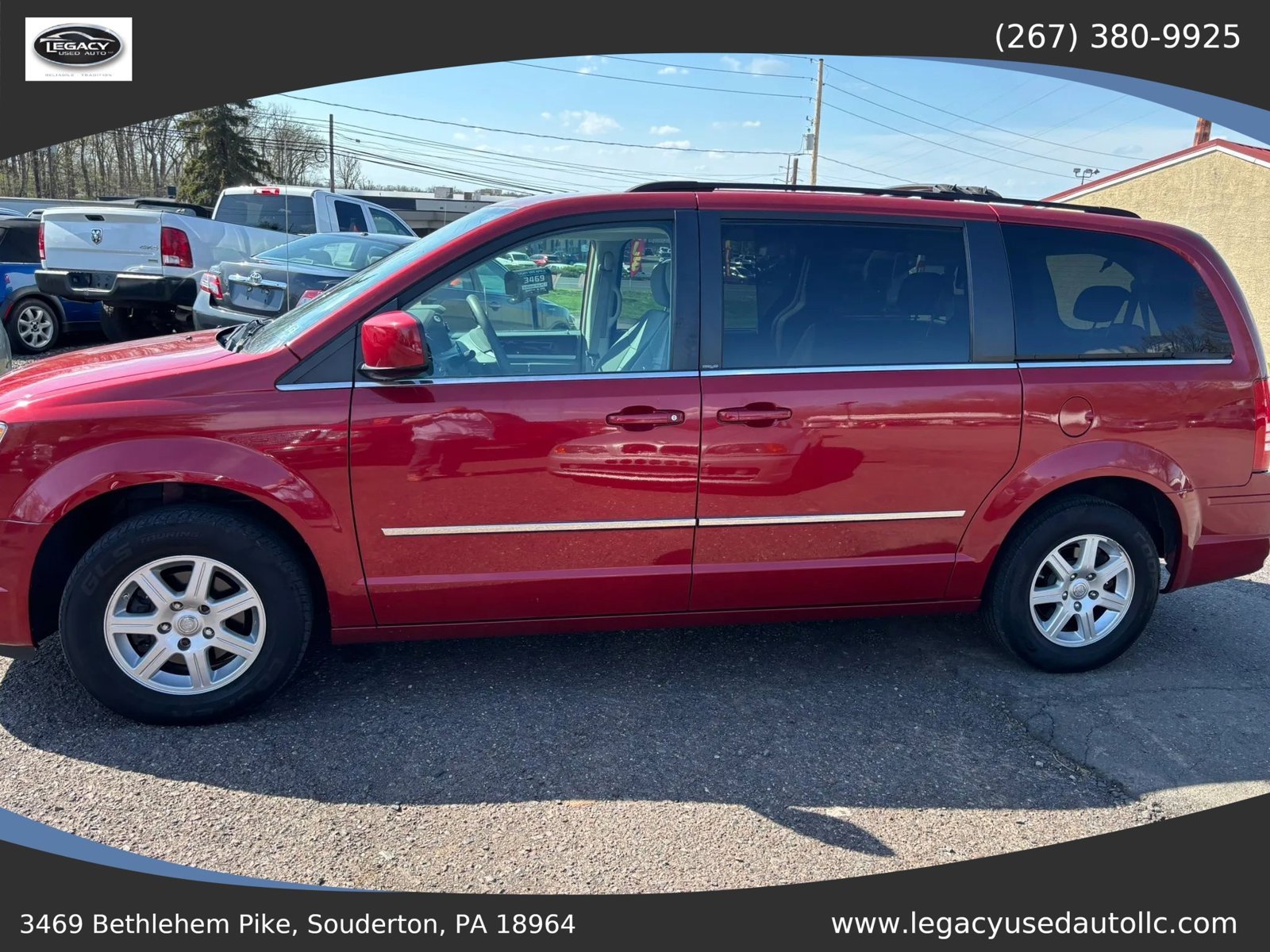 Used 2010 Chrysler Town & Country Touring w/ Family Value Group FWD image 3