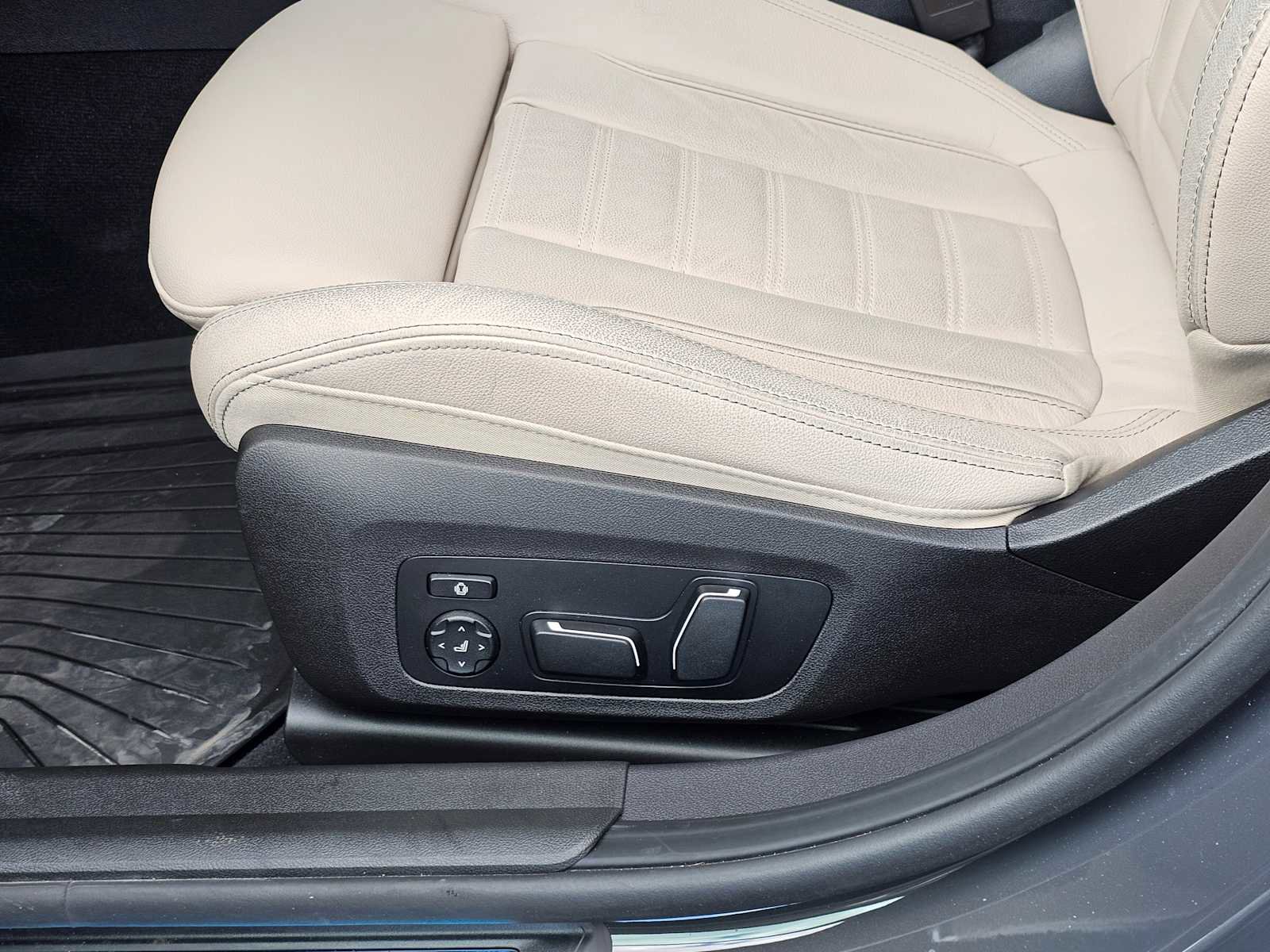 Used 2026 BMW 330i xDrive Sedan w/ M Sport Package image 24