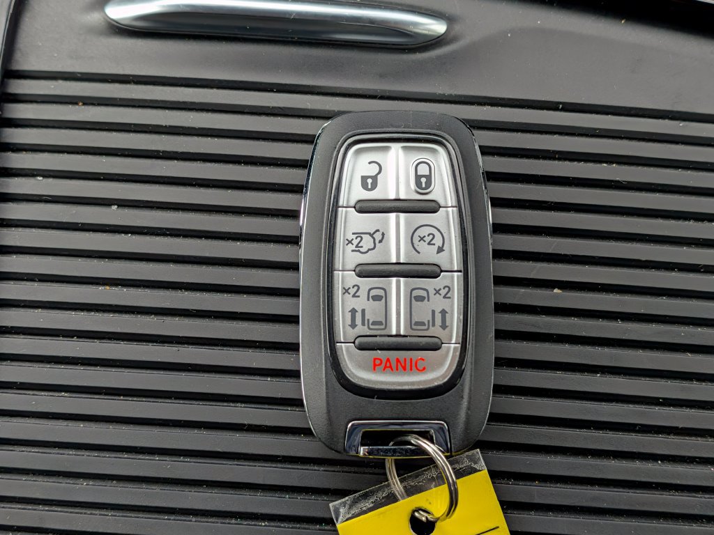 Used 2025 Chrysler Pacifica Limited FWD image 36