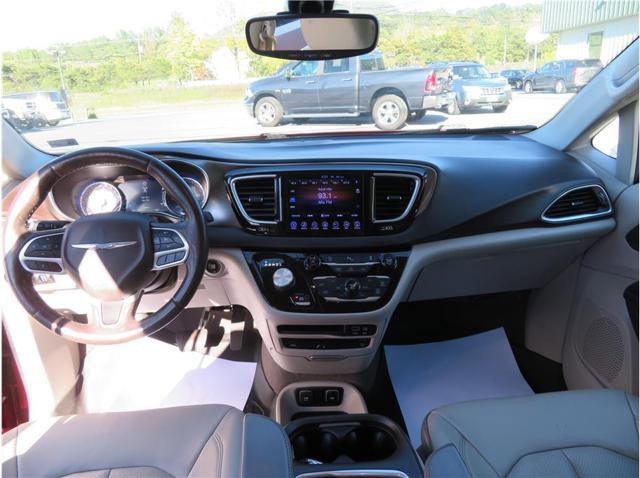 Used 2017 Chrysler Pacifica Touring-L Plus image 6