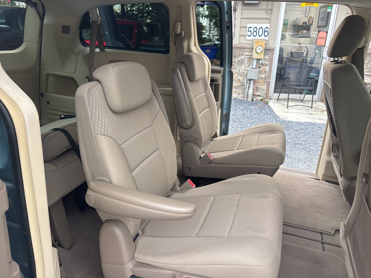 Used 2010 Chrysler Town & Country Touring w/ Entertainment Group #2 FWD image 14