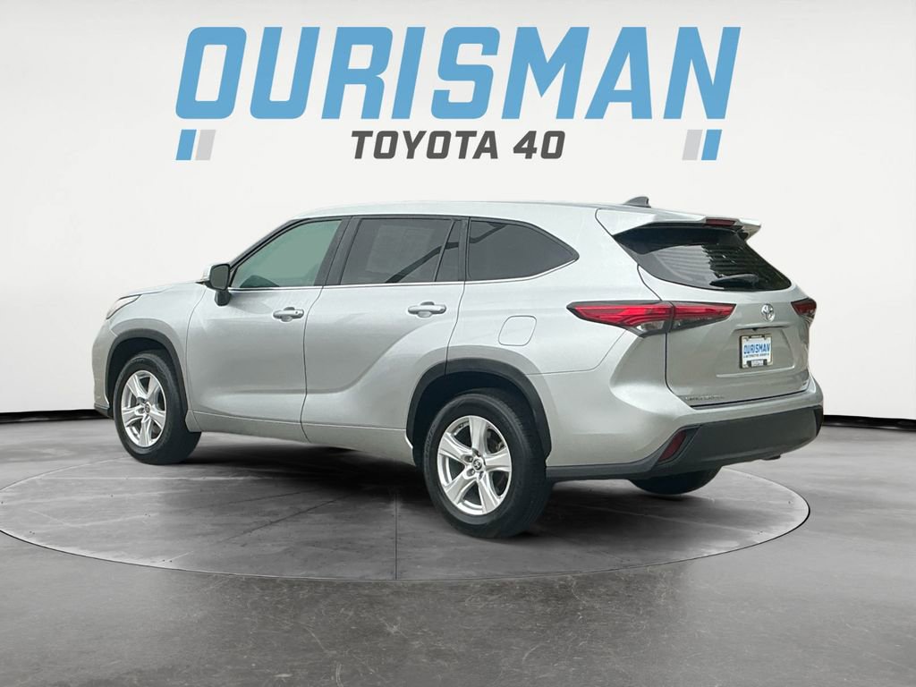 Used 2023 Toyota Highlander LE FWD image 5
