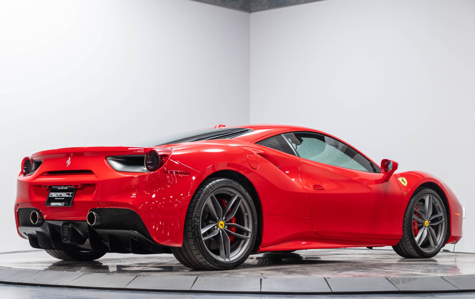 Used 2018 Ferrari 488 GTB RWD image 18