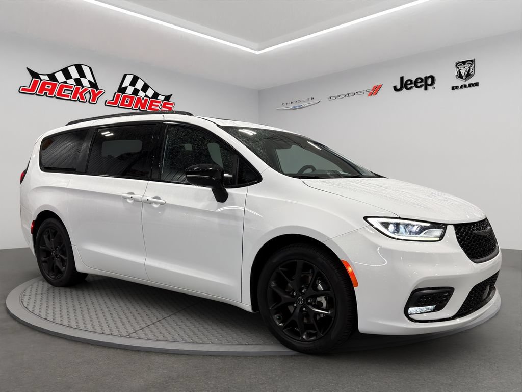 Used 2025 Chrysler Pacifica Limited FWD image 12