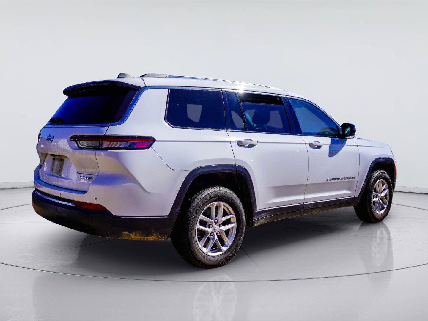 Used 2024 Jeep Grand Cherokee L Laredo RWD image 9