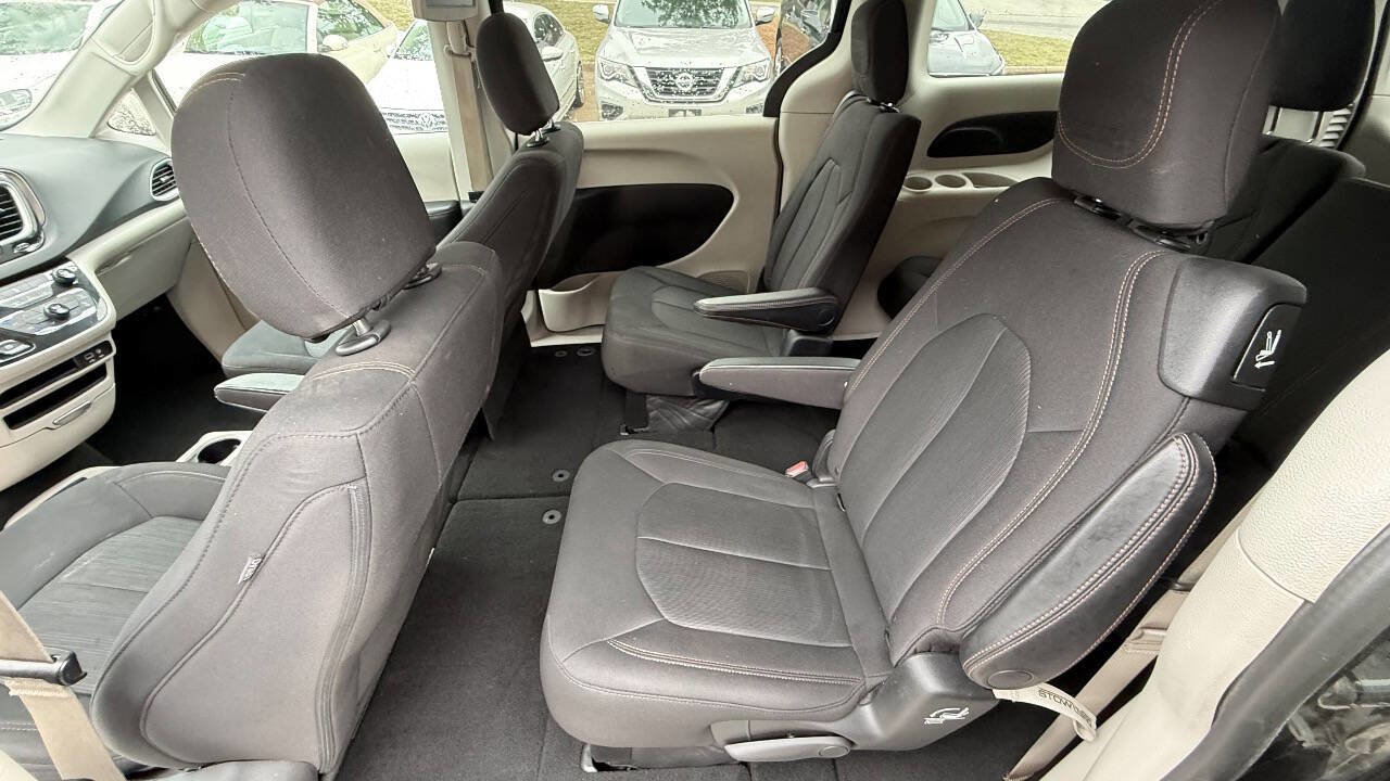 Used 2017 Chrysler Pacifica Touring FWD image 37