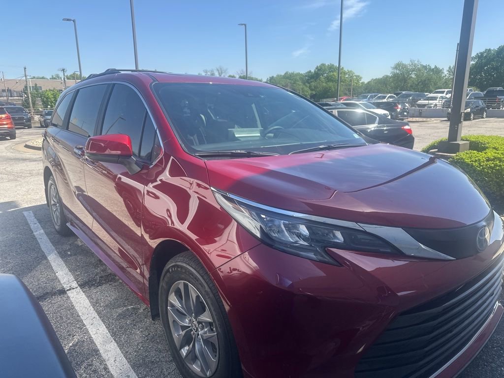 Used 2024 Toyota Sienna XLE w/ XLE Plus Package AWD/4WD image 2