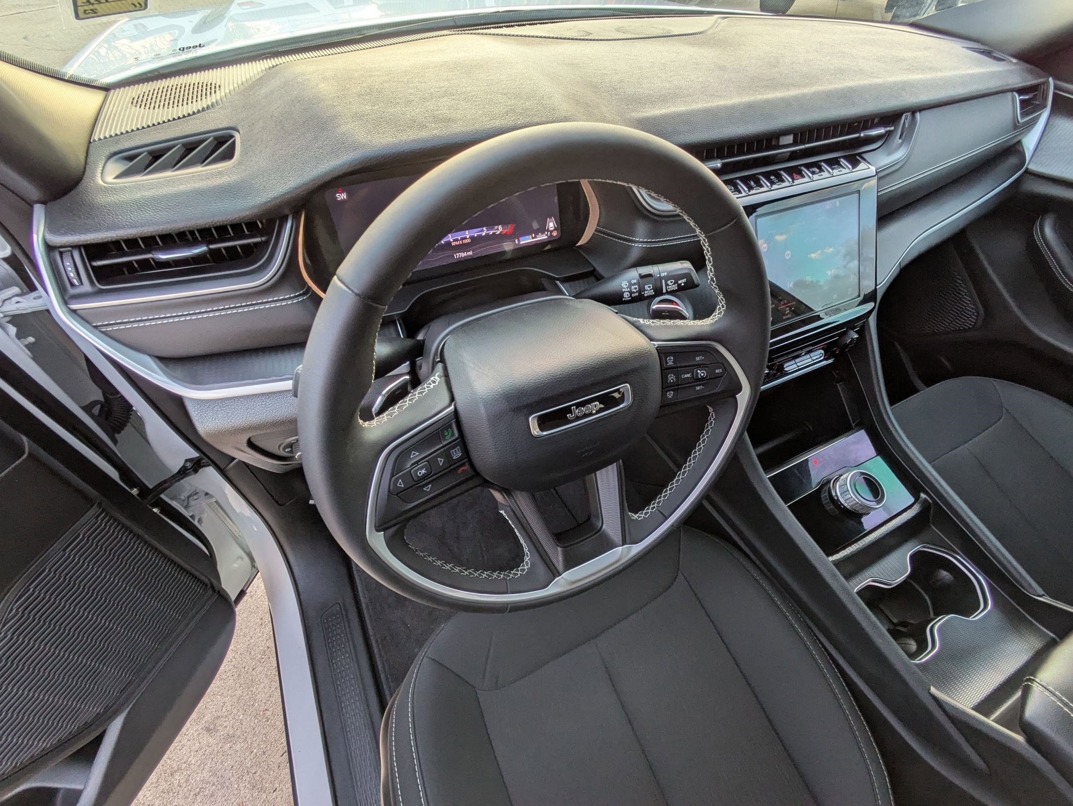 Used 2025 Jeep Grand Cherokee L Laredo image 13