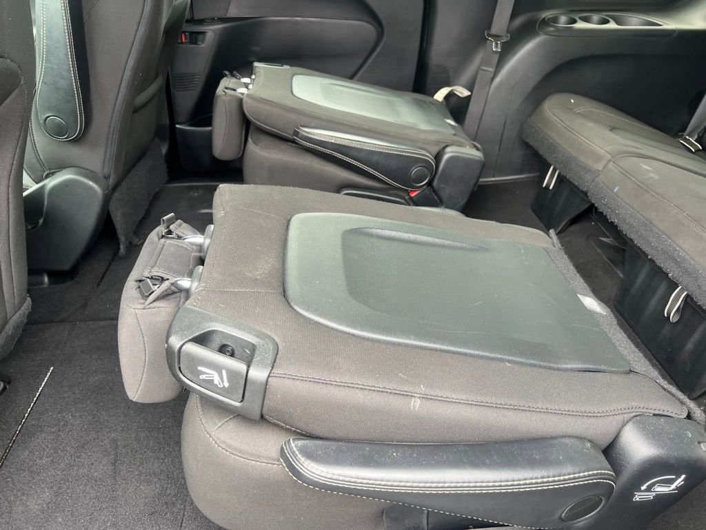 Used 2020 Chrysler Pacifica Touring w/ S Appearance Package FWD image 11