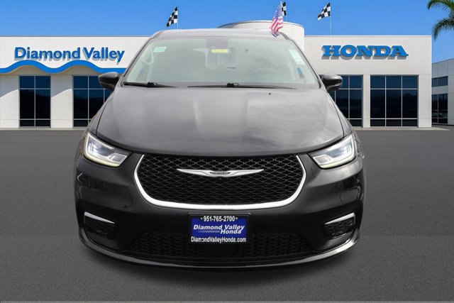 Used 2023 Chrysler Pacifica Touring-L image 2