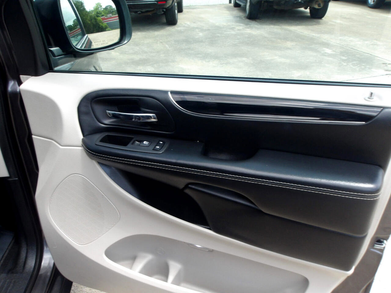 Used 2019 Dodge Grand Caravan SXT image 8