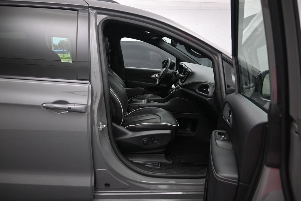 Used 2025 Chrysler Pacifica Limited FWD image 27