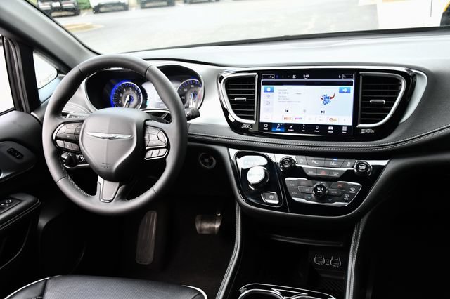 Used 2025 Chrysler Pacifica Limited FWD image 2