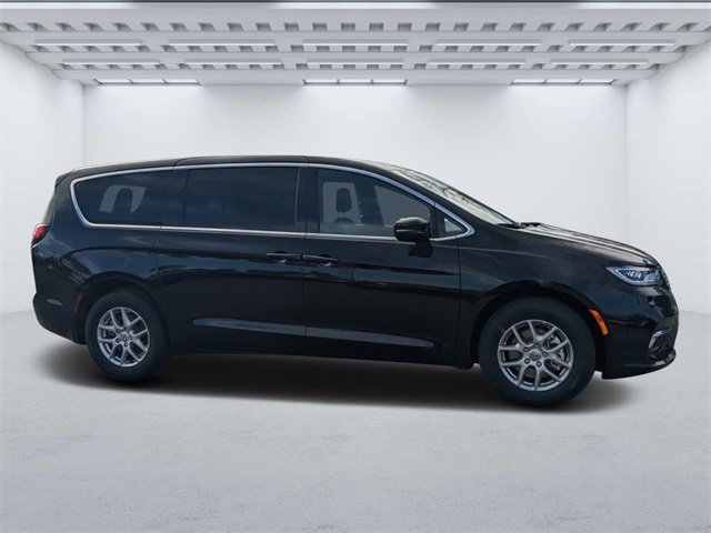 New 2025 Chrysler Pacifica Select image 2