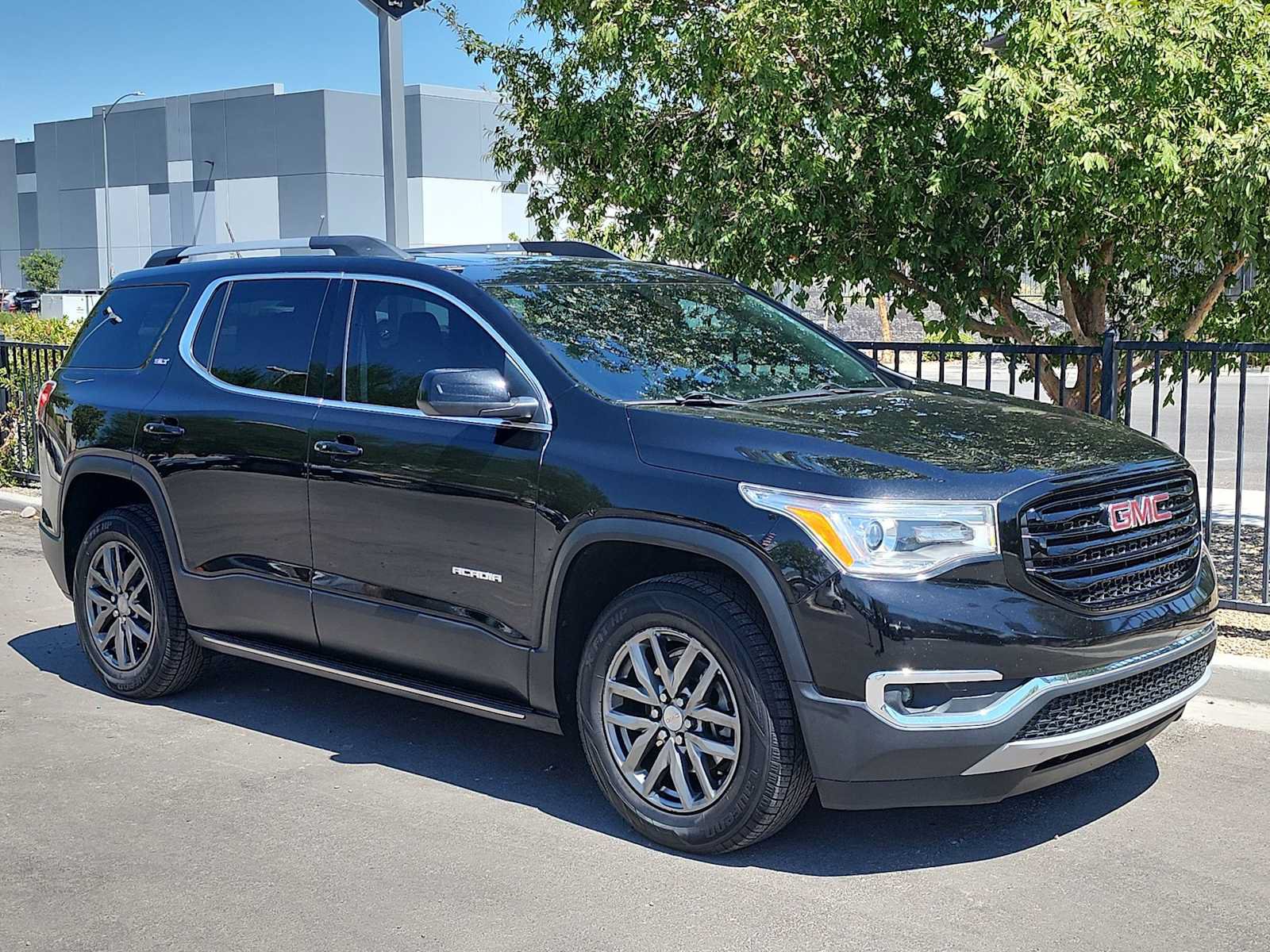 Used 2018 GMC Acadia SLT w/ LPO, Black Accent Package FWD image 2