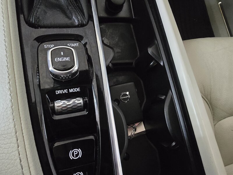 Used 2016 Volvo XC90 T6 Momentum w/ Momentum Plus Package image 24