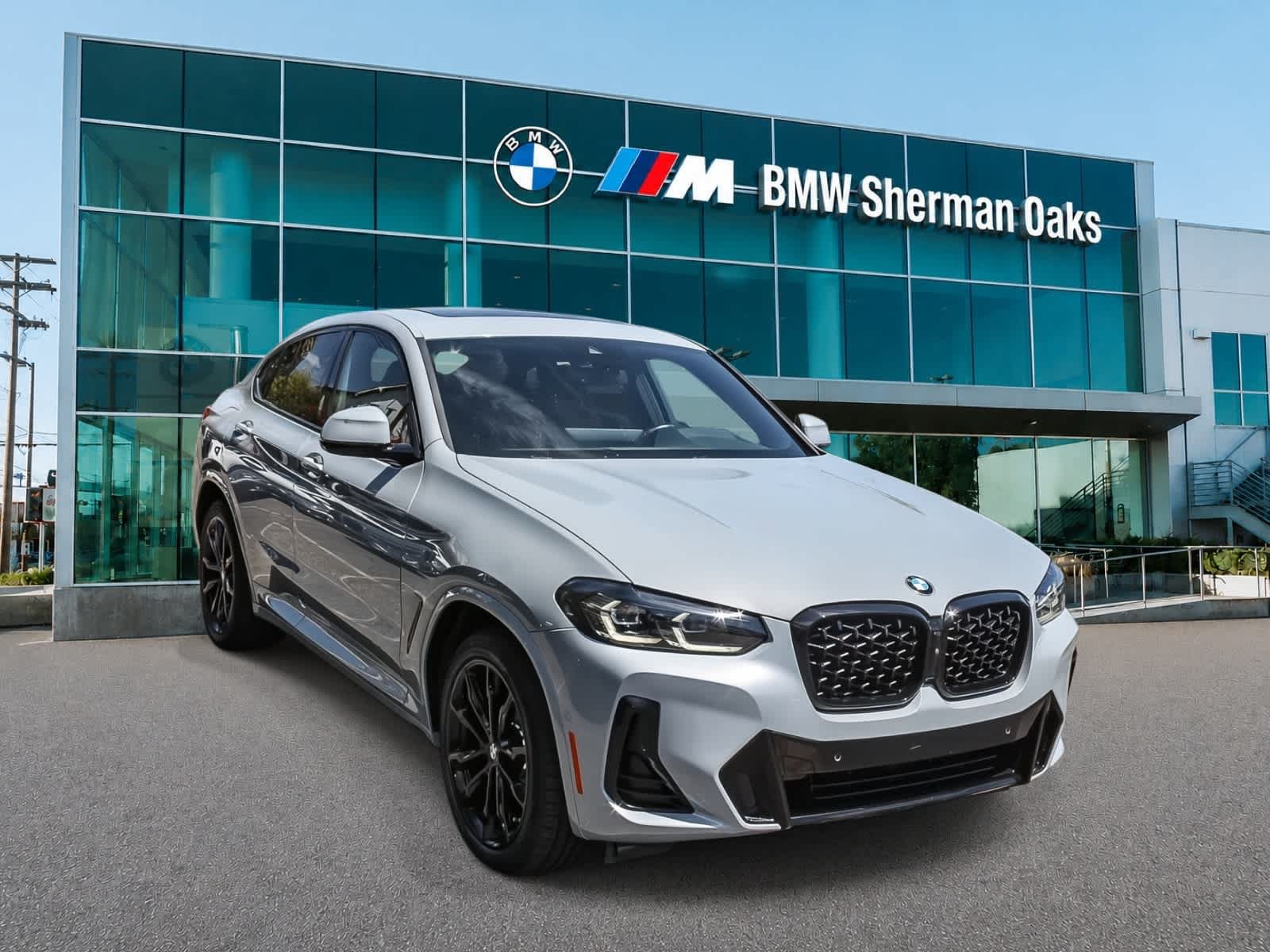 Used 2023 BMW X4 xDrive30i w/ M Sport Package AWD/4WD image 3