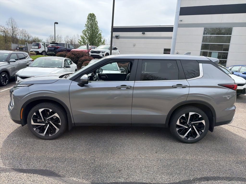Used 2024 Mitsubishi Outlander SE AWD/4WD image 3