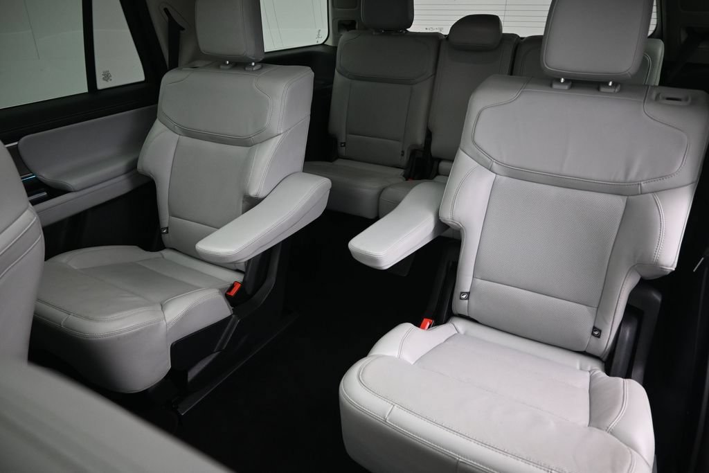 Used 2025 Ford Expedition Platinum w/ Driver's Package AWD/4WD image 22