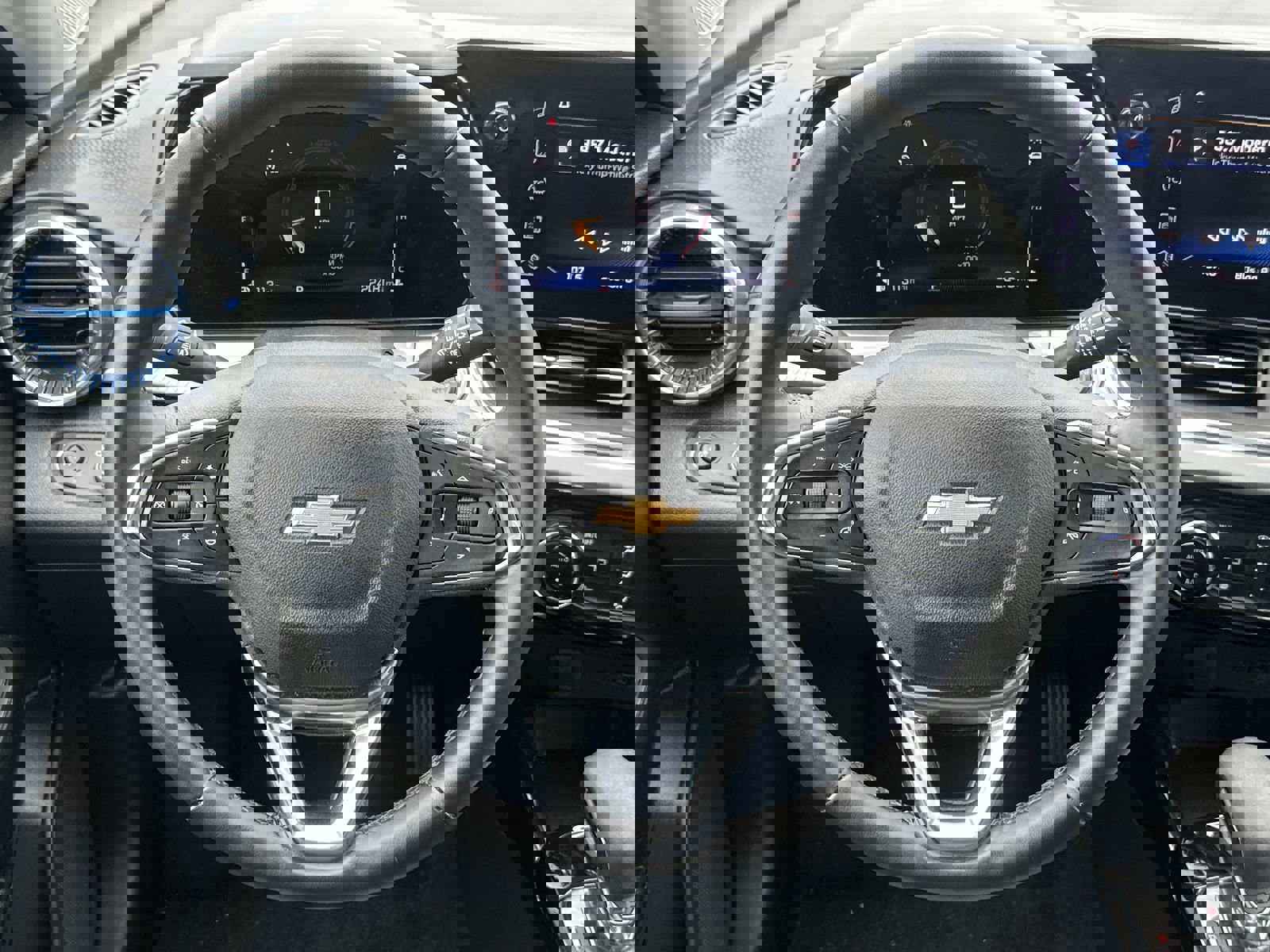 Used 2025 Chevrolet Trax LT w/ LT Convenience Package image 19