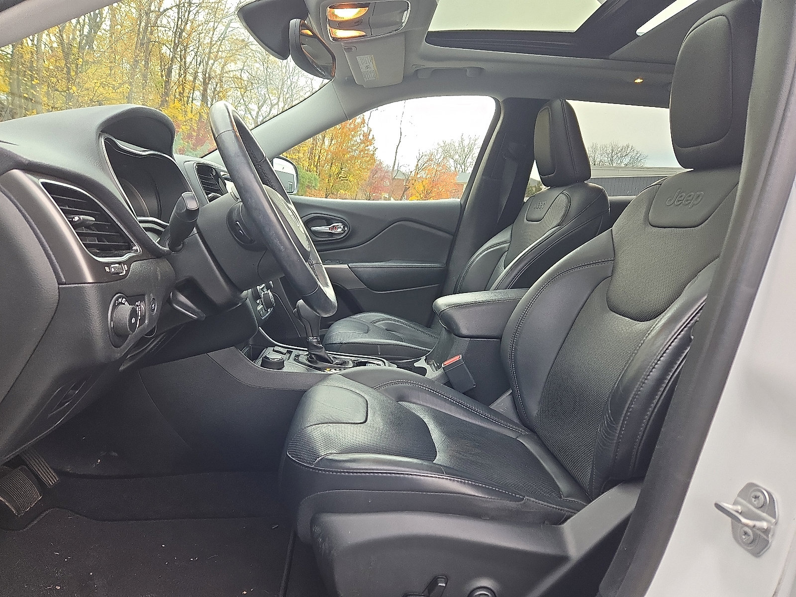 Used 2019 Jeep Cherokee Limited image 13