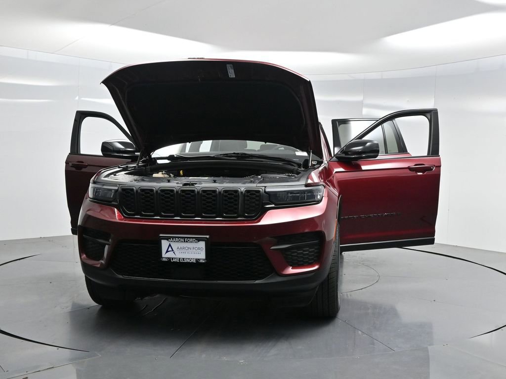 Used 2024 Jeep Grand Cherokee Altitude image 34