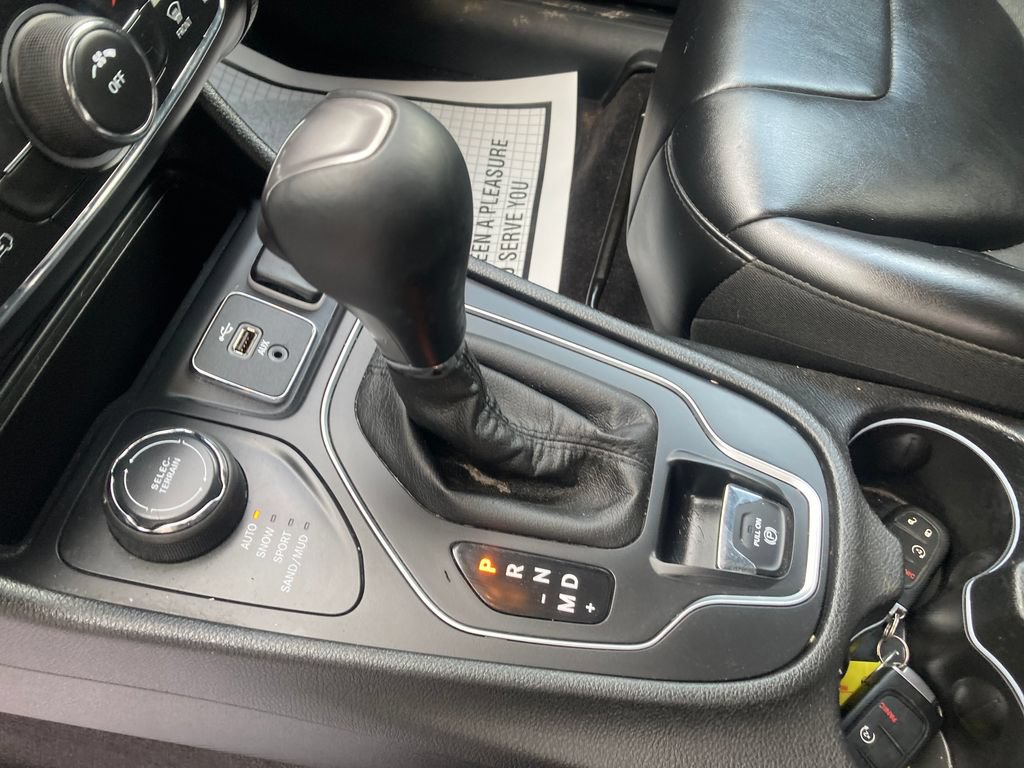 Used 2019 Jeep Cherokee Latitude Plus w/ Cold Weather Group AWD/4WD image 30