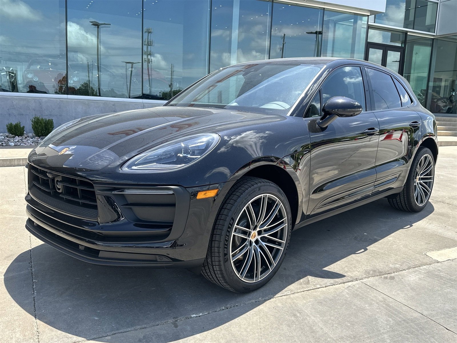 New 2025 Porsche Macan image 1