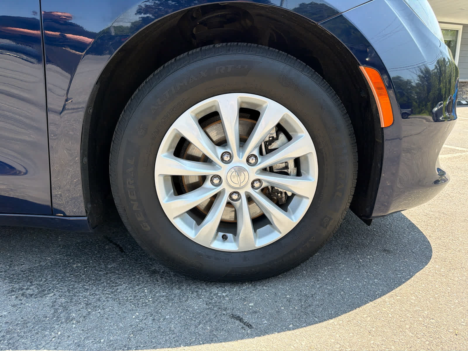 Used 2017 Chrysler Pacifica Touring w/ Tire & Wheel Group FWD image 10