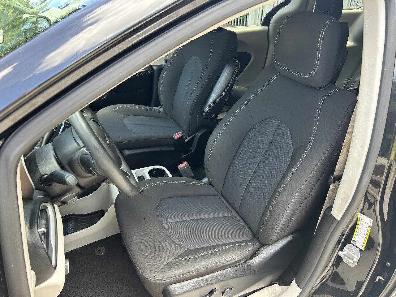 Used 2023 Chrysler Voyager LX FWD image 10