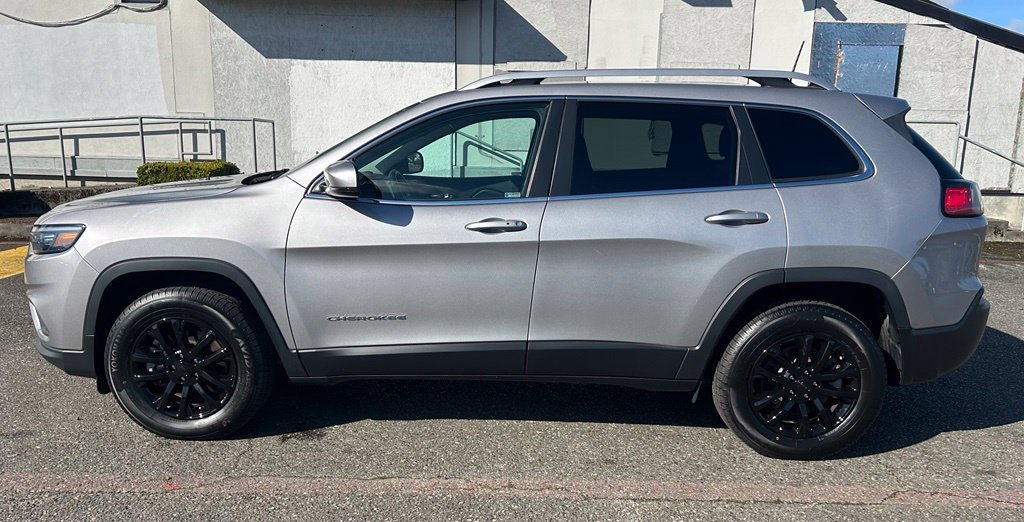 Used 2019 Jeep Cherokee Latitude Plus w/ Cold Weather Group AWD/4WD image 8