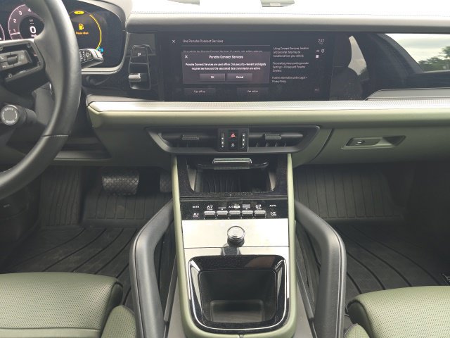 Used 2024 Porsche Cayenne AWD/4WD image 17