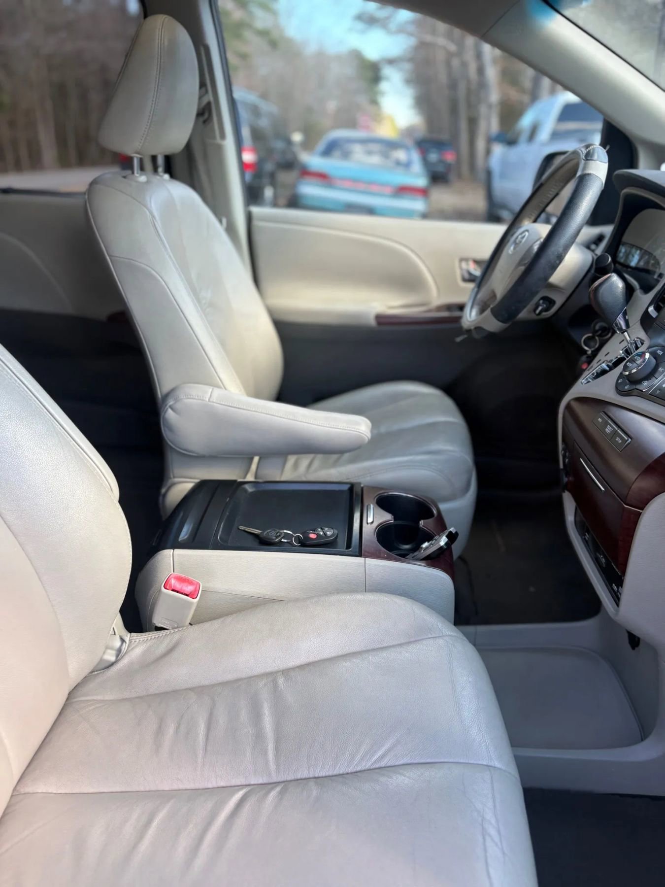 Used 2011 Toyota Sienna XLE w/ Entertainment Pkg image 26