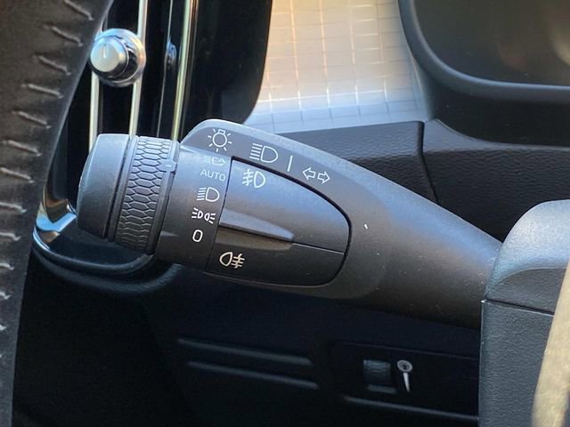 Used 2021 Volvo XC40 T5 Momentum image 21