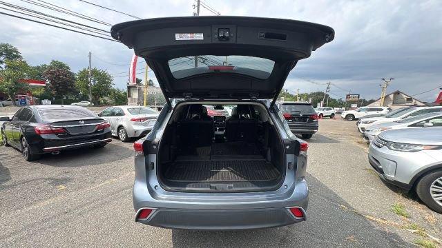 Used 2021 Toyota Highlander XLE AWD/4WD image 19