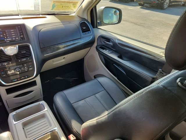 Used 2016 Chrysler Town & Country Touring FWD image 12