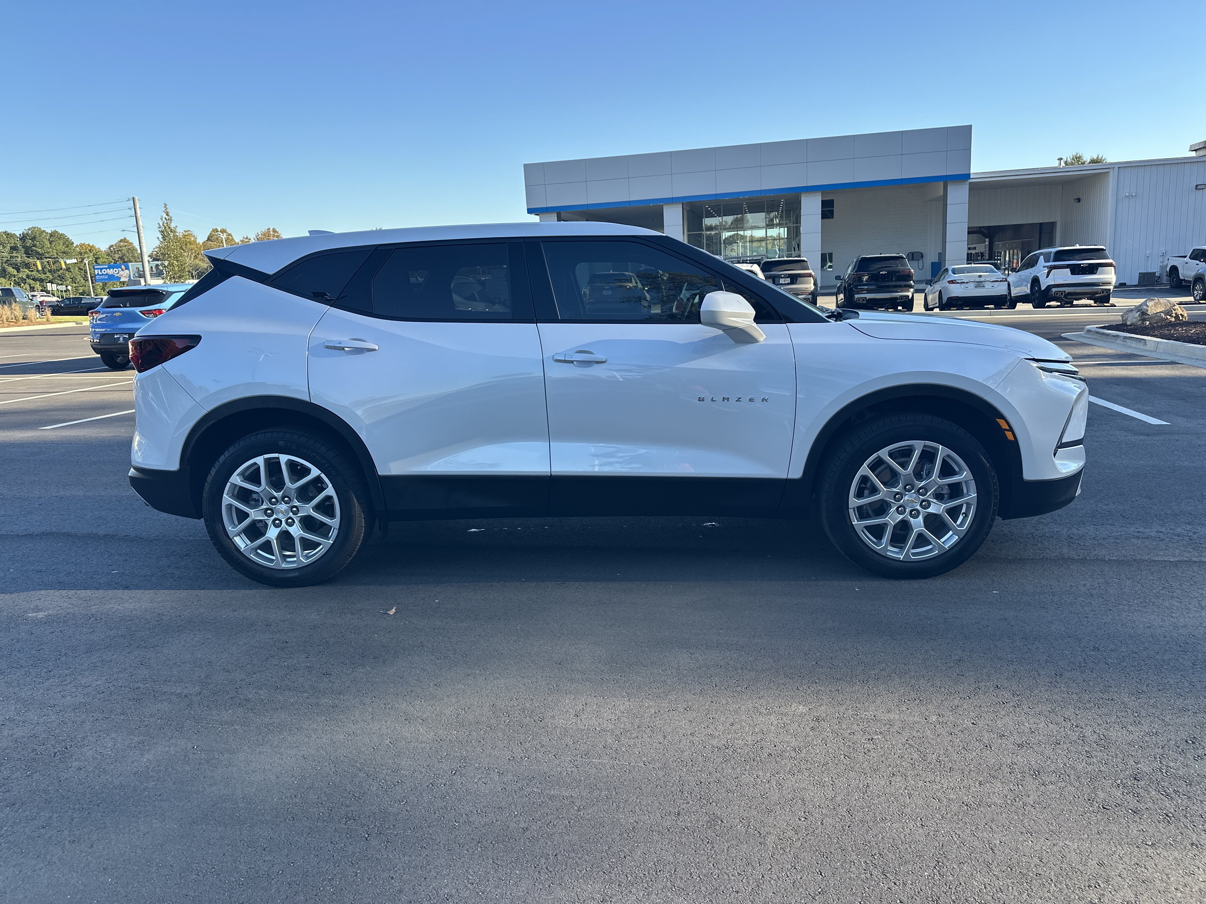 Used 2025 Chevrolet Blazer LT w/ Driver Confidence Package FWD image 9