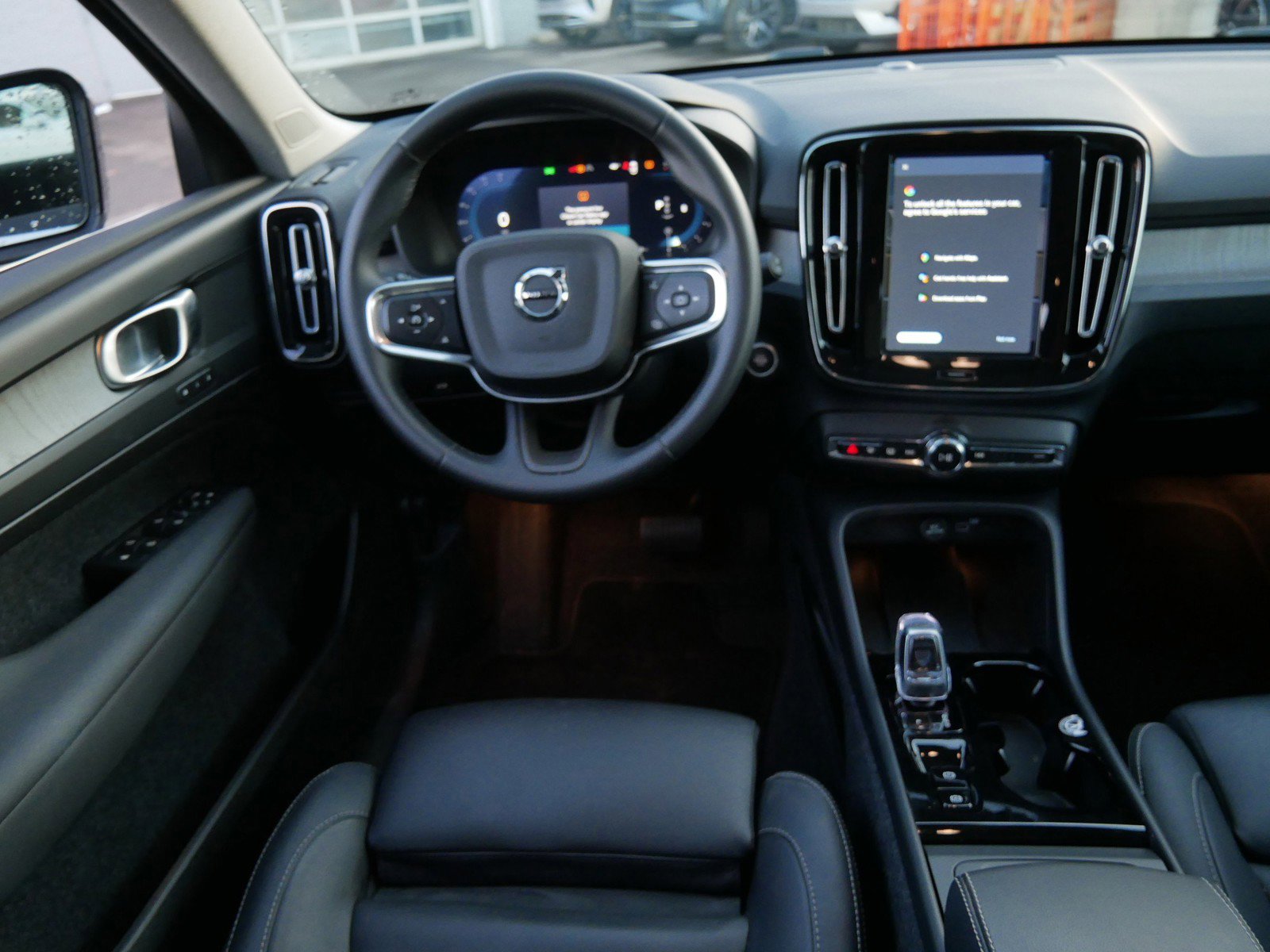 Used 2025 Volvo XC40 B5 Plus image 11