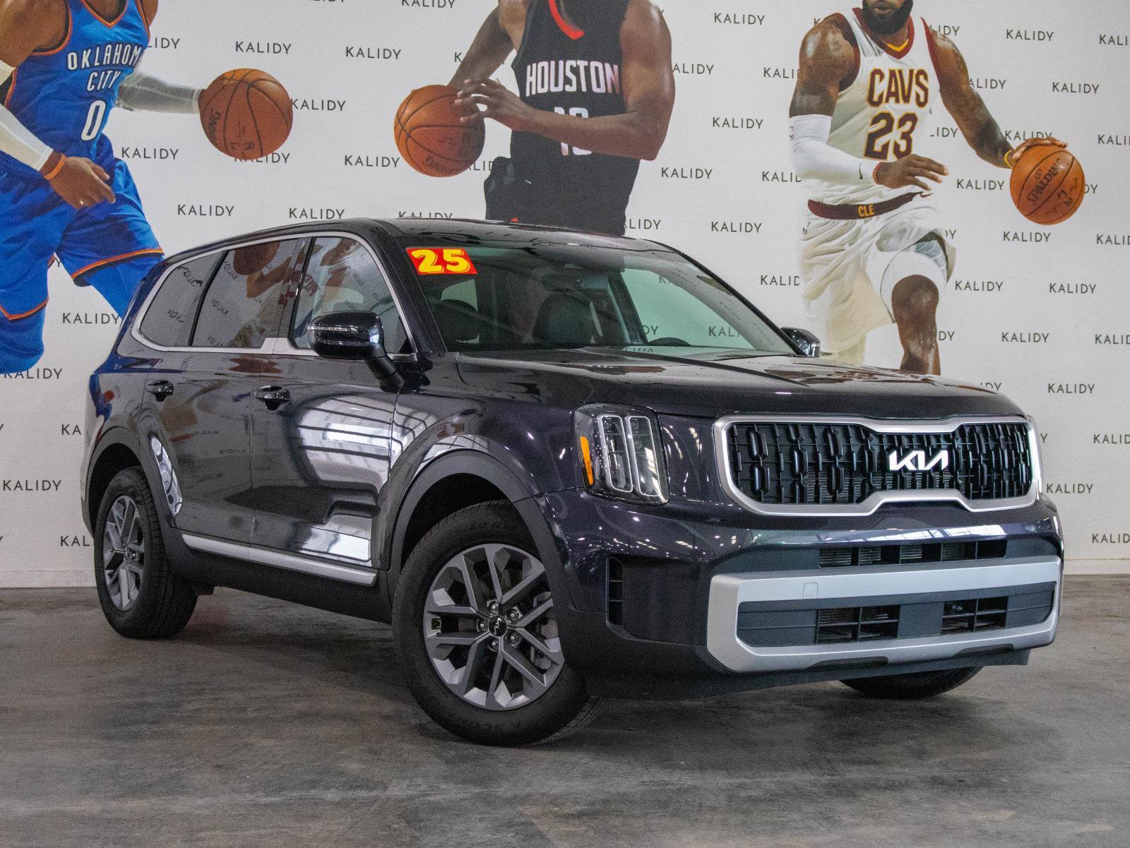 Used 2025 Kia Telluride LX FWD image 2