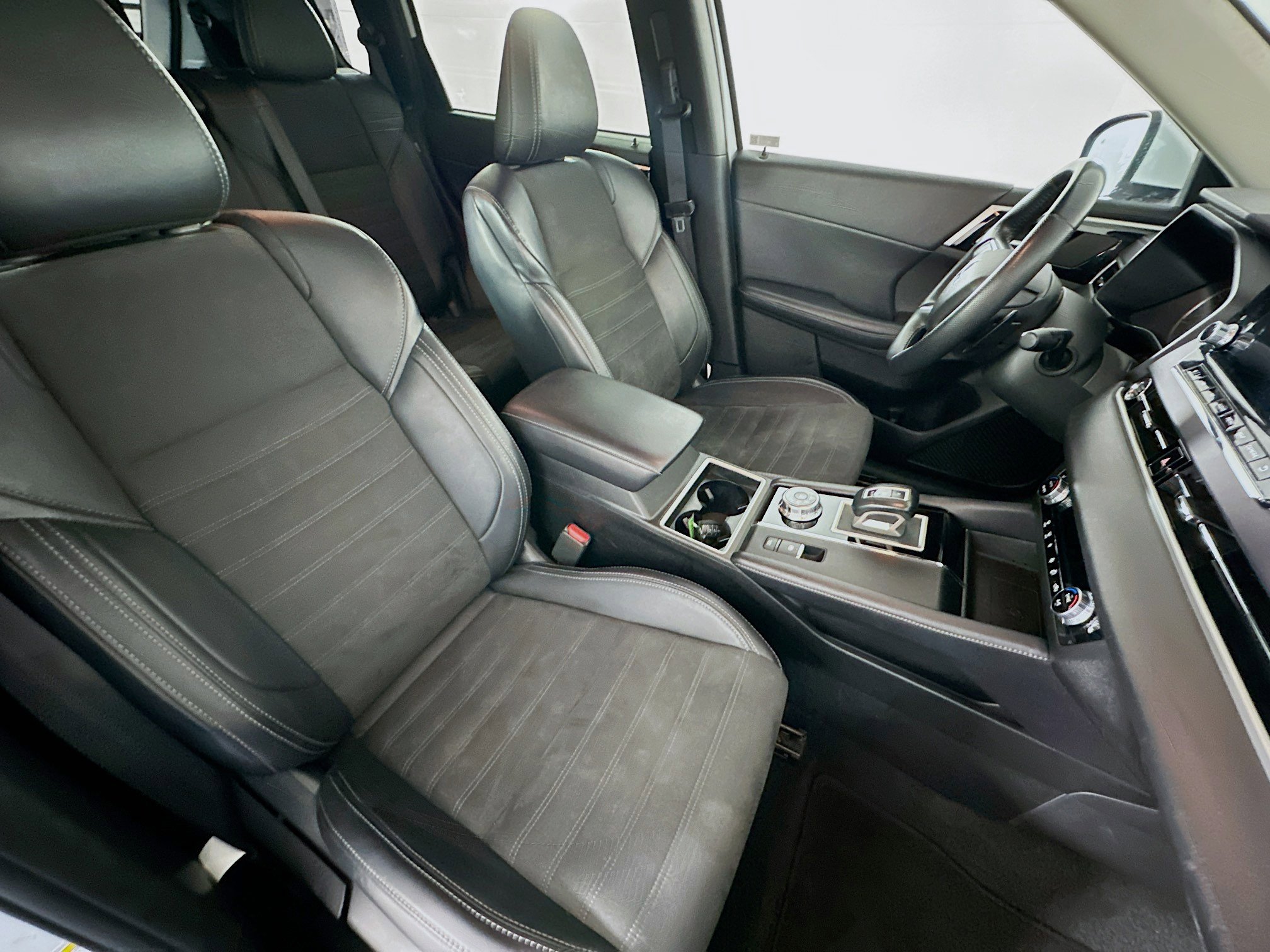 Used 2024 Mitsubishi Outlander SE image 33