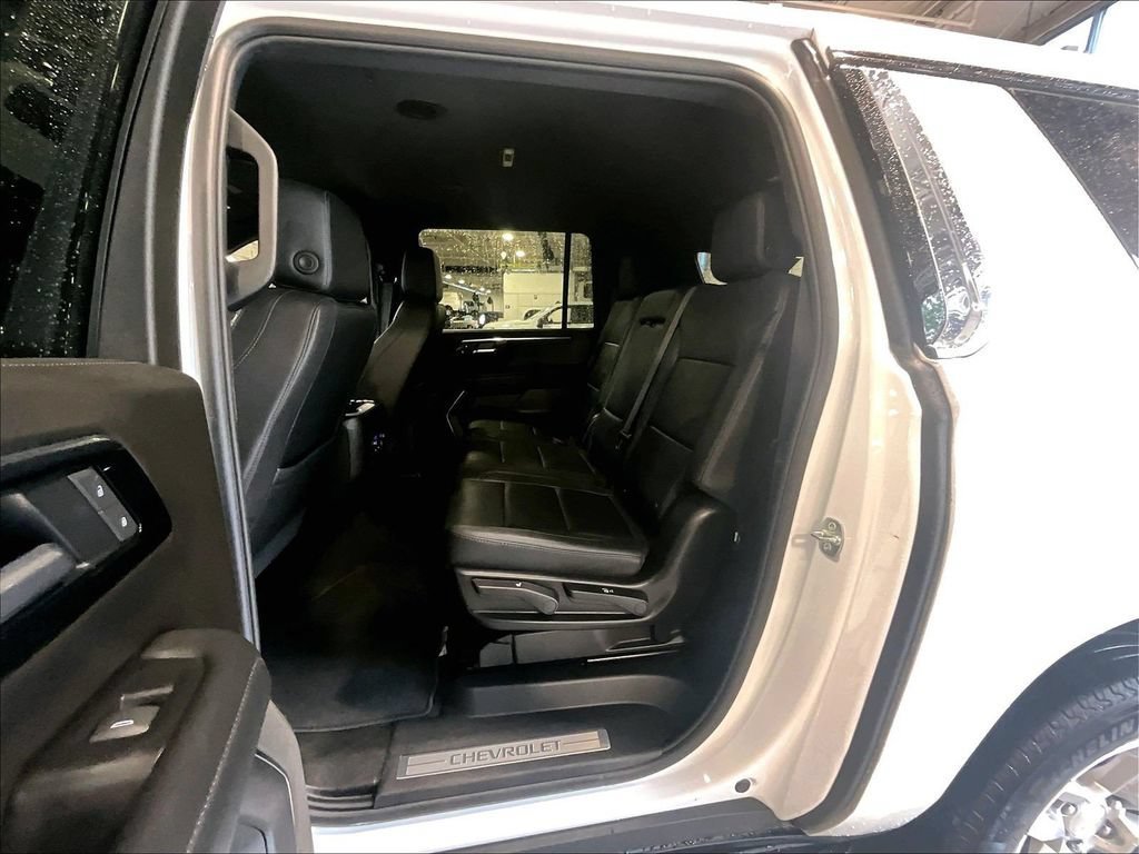 Used 2025 Chevrolet Suburban LT AWD/4WD image 15