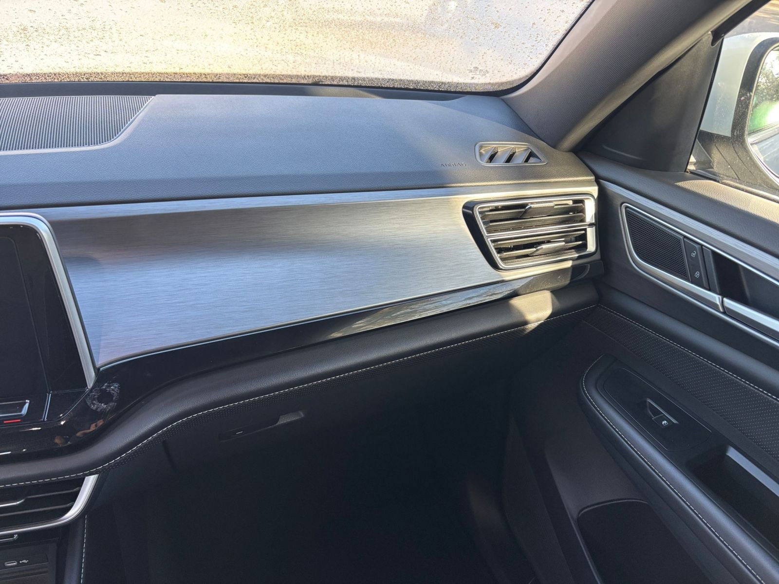 Used 2025 Volkswagen Atlas Cross Sport SE image 35