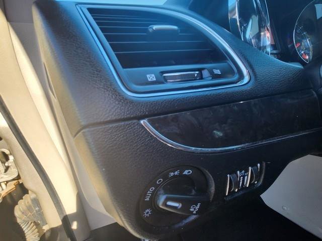 Used 2015 Chrysler Town & Country Touring FWD image 11