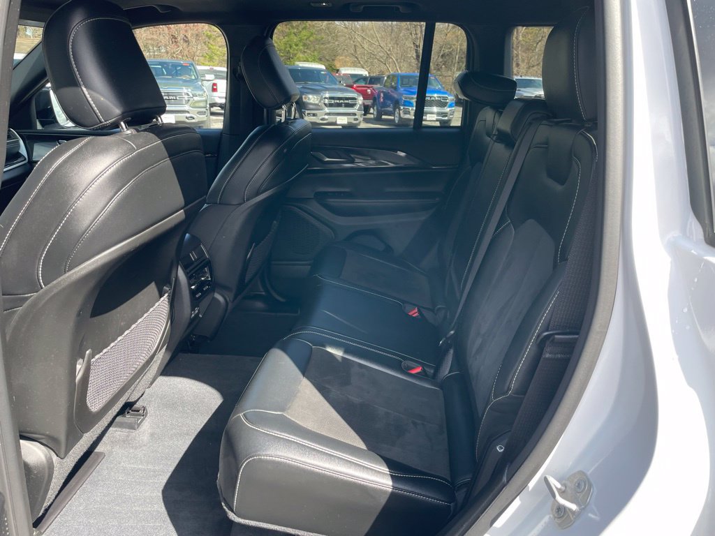 Used 2023 Jeep Grand Cherokee Altitude AWD/4WD image 17
