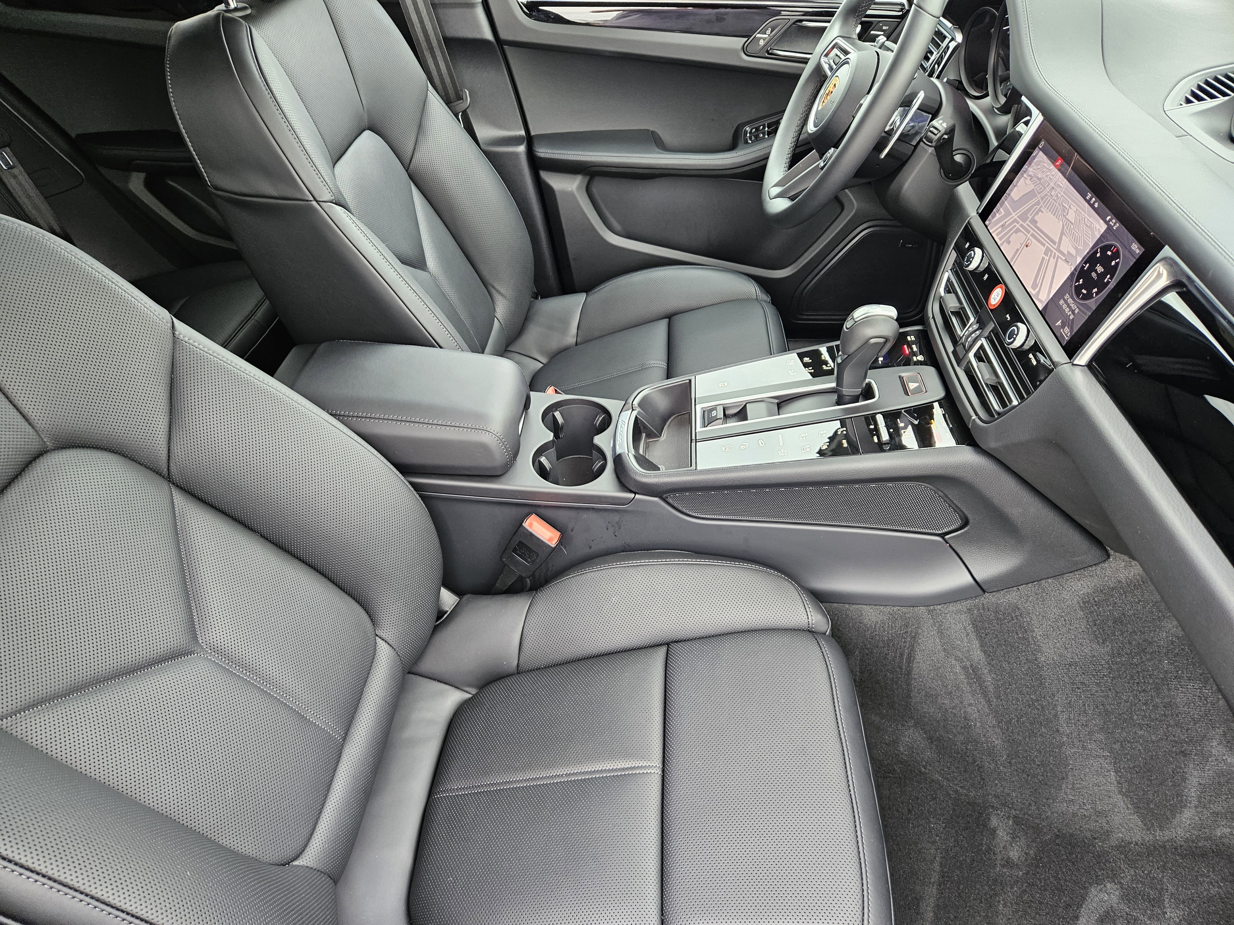 Certified 2026 Porsche Macan image 15